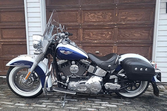 Harley-Davidson FLSTN Softail De Luxe 4 of 6