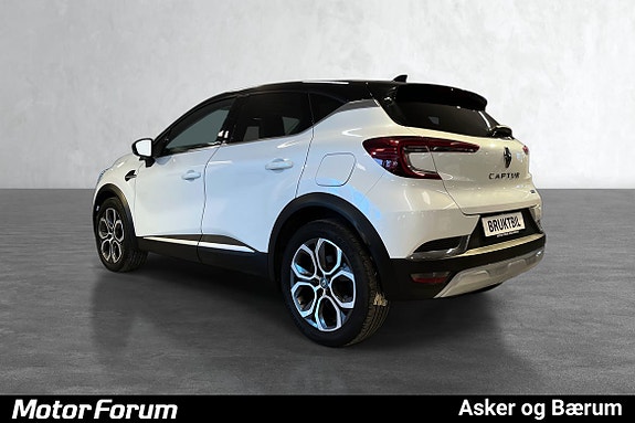 Elegant bakvisning med tydelige linjer og særegne felger.