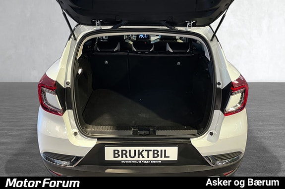 Romslig bagasjerom med åpen hekk og solid sort gulvmatte.