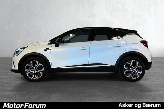 Kontrastfylt sideprofil med svart tak og stilige hjul.