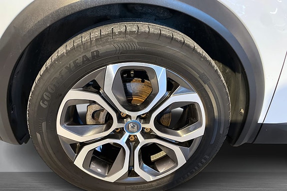 Detaljbilde av elegante lettmetallfelger med robust sommerdekk.