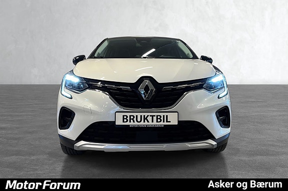 Elegant front med LED-lykter og skarp, moderne grilldesign.