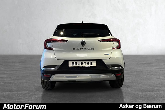 Karakteristisk baklysdesign og Renault-logo i hvit finish.