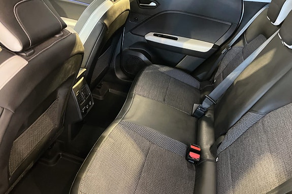 Komfortable bakseter i slitesterkt tekstil, klare for hele familien.