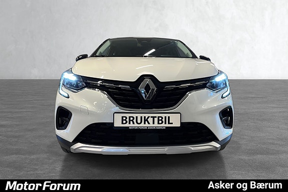 Tøff hvit front med moderne LED-lys og skarp grilllinje.