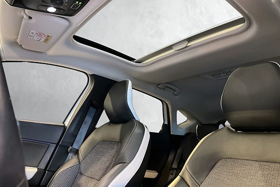 Romslig kupé med panoramasoltak som gir ekstra lysinnslipp.