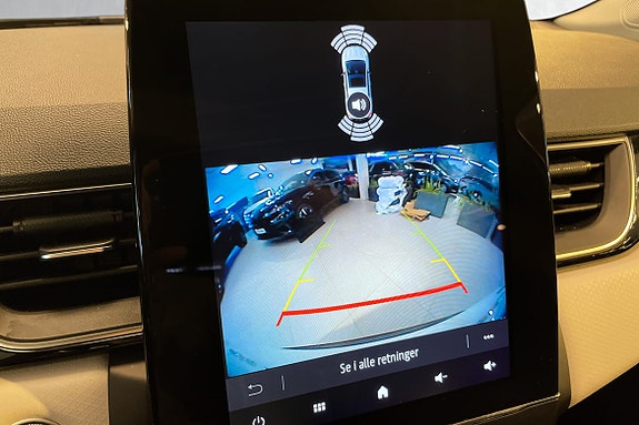 Parkering blir enkelt med kamera og 360-graders omgivelser.