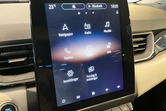 Avansert infotainment med flere media- og navigasjonsmuligheter.