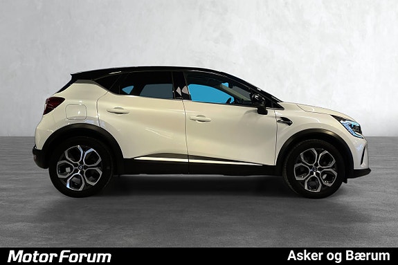 Sporty profil med svart tak og distinkte lettmetallfelger.