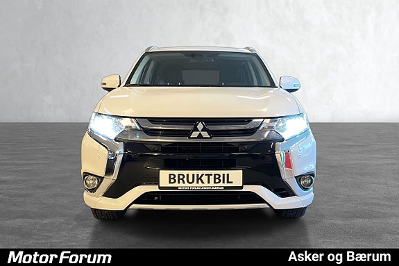 Sporty front med kraftig grill.