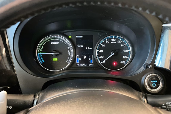 Oversiktlig digital instrumentering gir full kontroll under kjøringen.