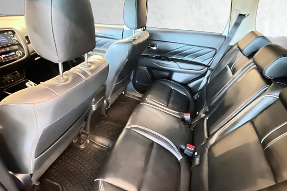 Komfortable skinnseter med detaljer skaper eksklusiv følelse.