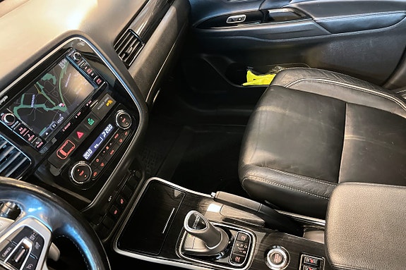 Skinninteriør og presis girvelger for en raffinert føreropplevelse.