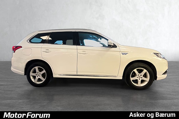 Alufelger og tonede vinduer gir en dynamisk sideprofil.