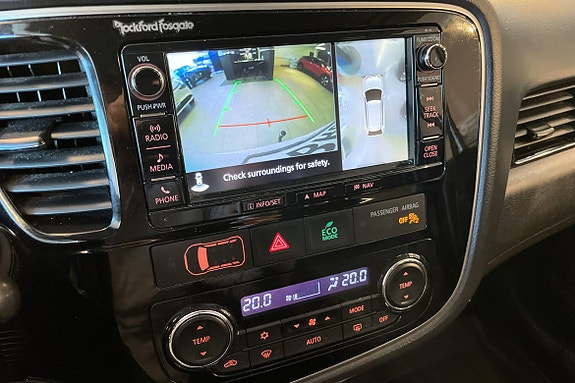 Infotainmentsystem med ryggekamera og klimakontroll for komfort.