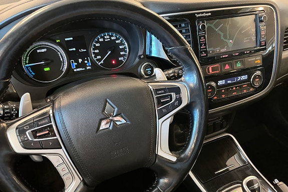 Touchskjerm og instrumentpanel samhandler for enkel brukervennlighet.