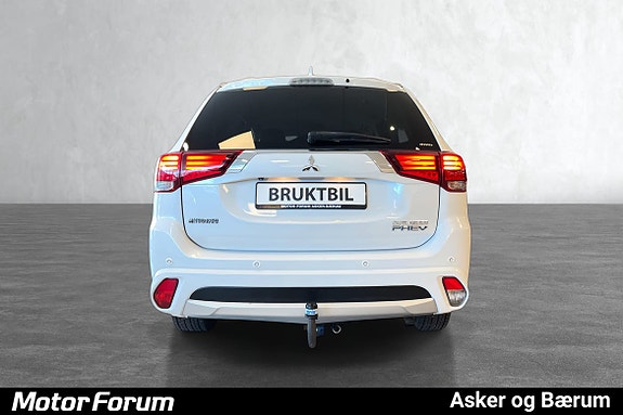 Tydelige baklys og hengerfeste viser bilens allsidighet.