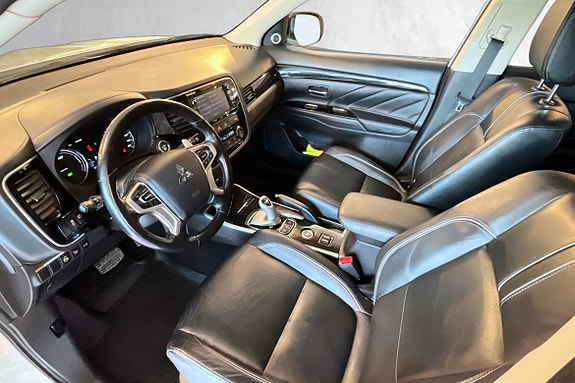 Luksuriøs kupé med skinnseter og avansert førerplass.