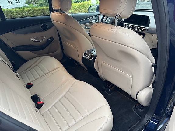Mercedes-Benz EQC400 3 of 9