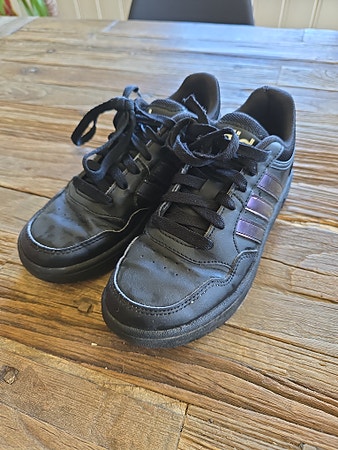 Adidas sneakers str 33 – pent brukt