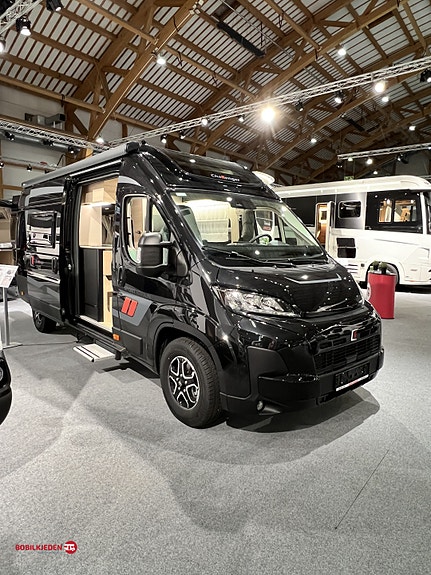 Challenger Challenger V217 Black Edition | 636cm | Enkeltsenger | 8-trinns | Adaptiv Cr.cont. | 200w solcelle | Apple CarPlay | Key-less | Kun 10 stk tilgjengelig!