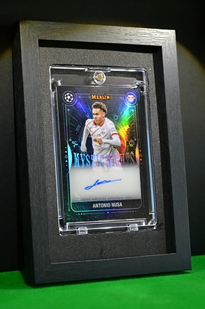 🇳🇴 Antonio Nusa Autograf – Topps Merlin Mystic Nights (Inkl. premium ramme!)