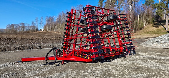 Fin og bra Väderstad NZA 8M med dobbel crossboard. Nye slitedeler