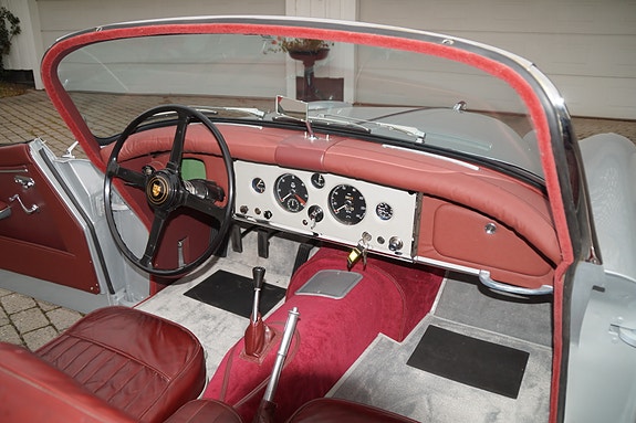 Jaguar XK 19 of 26