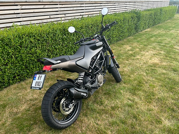 Husqvarna Svartpilen 2 of 11