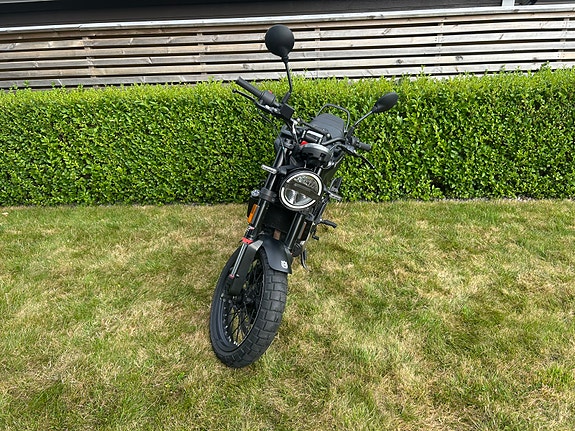 Husqvarna Svartpilen 4 of 11