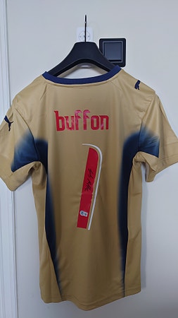 100% ekte signert Gigi Buffon fotballdrakt