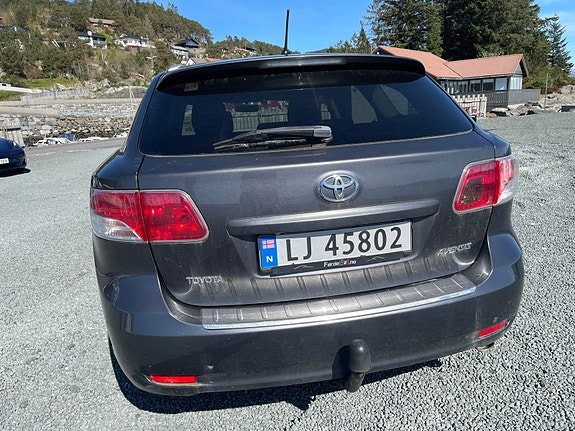 Toyota Avensis 4 of 5