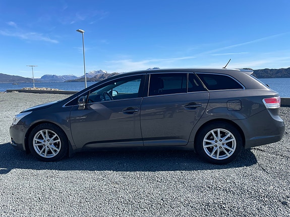 Toyota Avensis 2 of 5