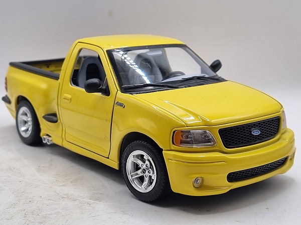 Ford F-150 SVT Lightning – Bburago 1:21 - Diecast metall