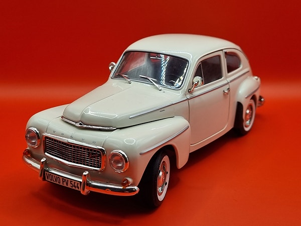Volvo PV 544 – Revell 1:18 – Klassisk modellbil