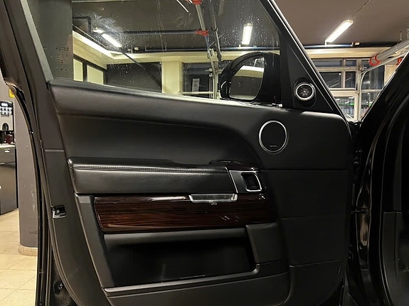 Land Rover Range Rover 13 of 30