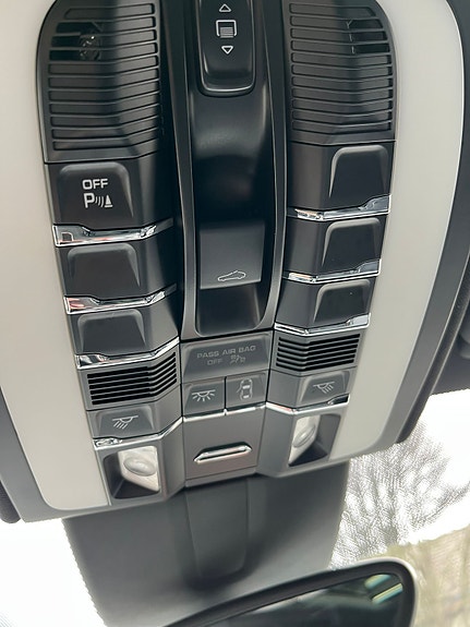 Porsche Cayenne 23 of 29