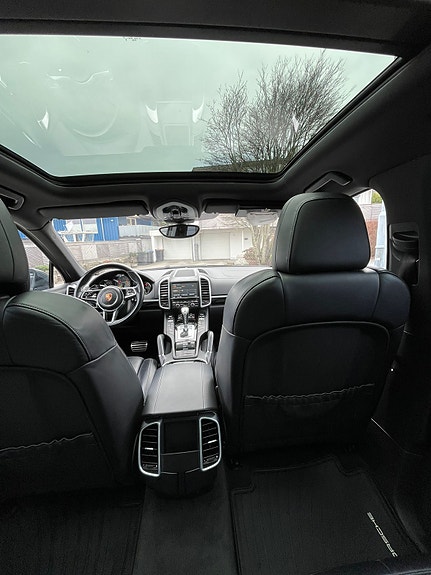 Porsche Cayenne 2 of 29