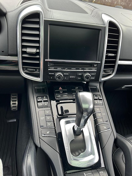 Porsche Cayenne 22 of 29