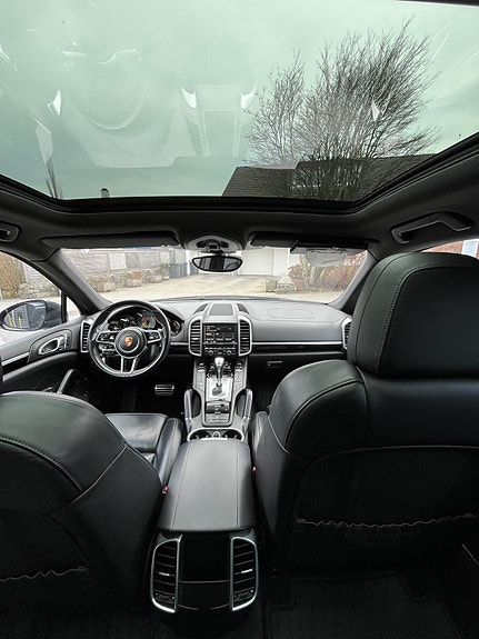 Porsche Cayenne 3 of 29