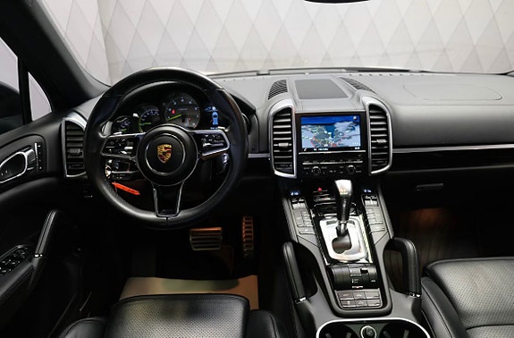 Porsche Cayenne 10 of 29