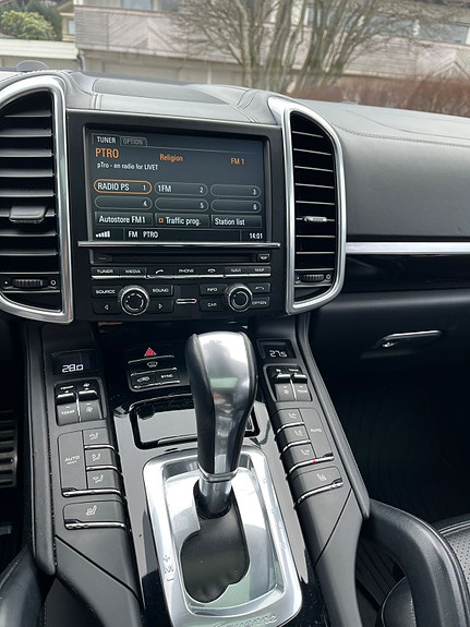 Porsche Cayenne 4 of 29