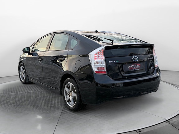 Toyota Prius 3 of 5