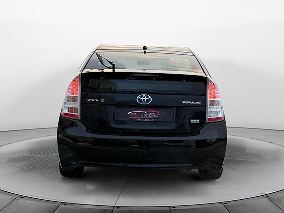 Toyota Prius 4 of 5