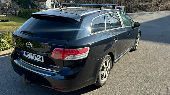 Toyota Avensis 2 of 5