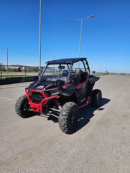 Polaris RZR XP 1000 3 of 5