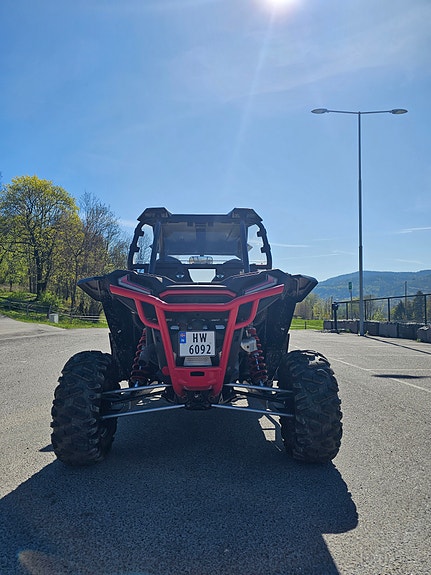 Polaris RZR XP 1000 4 of 5