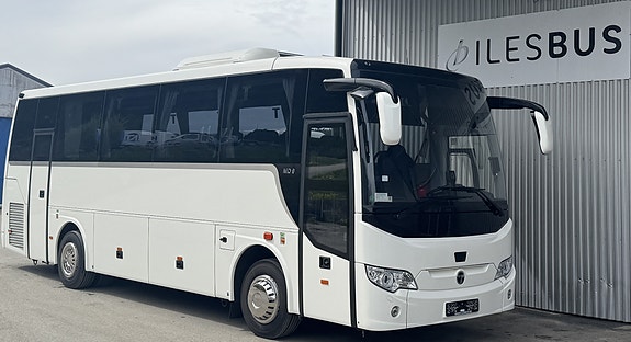 Temsa MD9c. 39+1+1 eller 34+1+1 med WC. Enkel å manøvrere med sine 9,48m