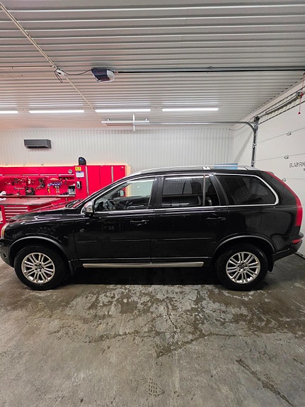 Volvo XC90 2 of 5