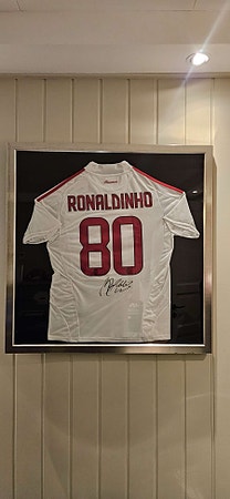 Signert Fotballdrakt Ronaldinho - innrammet